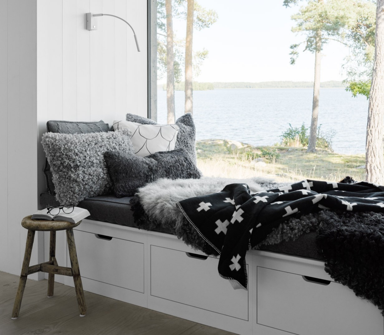 Arbetar gärna med naturmaterial som koppar, linne, ull och trä.
